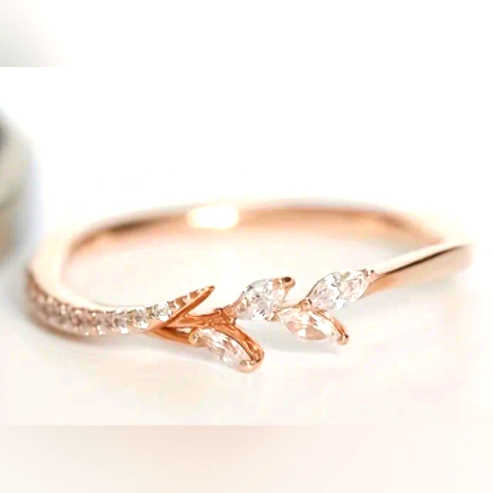 Delicate Rose-Golden Leaf Water Crystal Rhinestone Ring